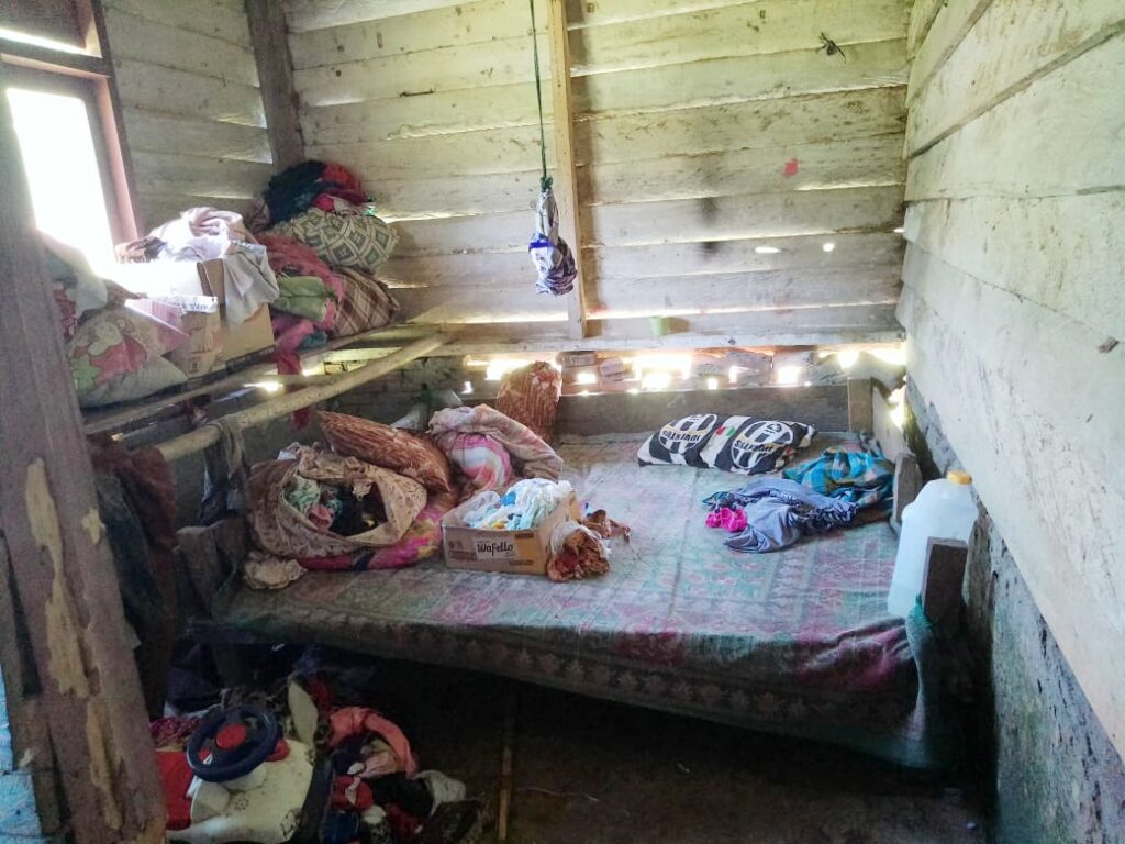 Kondisi tempat tidur yang ditempati sekeluarga, terdiri dari 7 orang