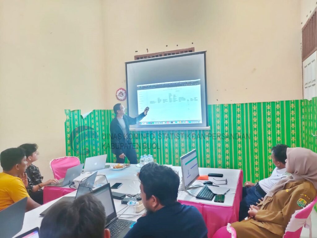 Tenaga Ahli Pemkab Sumedang Beri Pelatihan Aplikasi di Dinas Kominfo Buol
