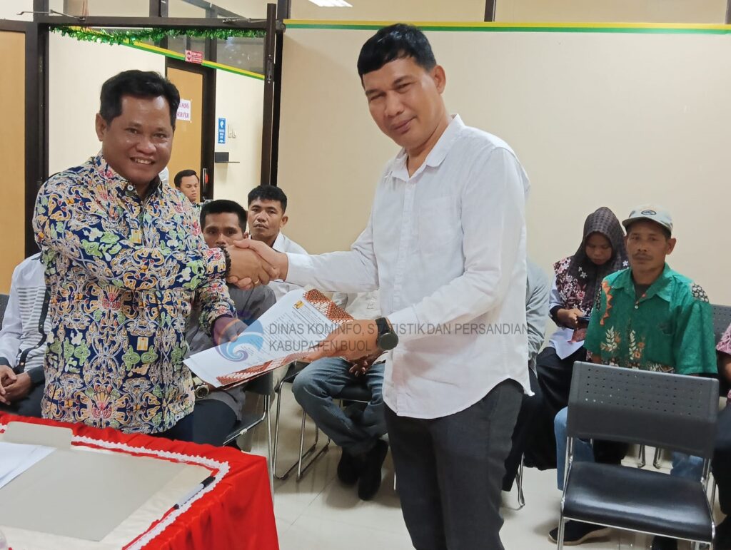 Sebagai langkah nyata dalam upaya pencegahan stunting melalui program sanitasi, Sekretaris Daerah Kabupaten Buol, Drs. Moh. Suprizal Jusuf, MM, memimpin kegiatan serah terima pekerjaan sanitasi berbasis masyarakat (Sanimas) di aula kantor Dinas Pekerjaan Umum dan Penataan Ruang Kabupaten Buol pada hari ini, Rabu 24 Januari 2024.