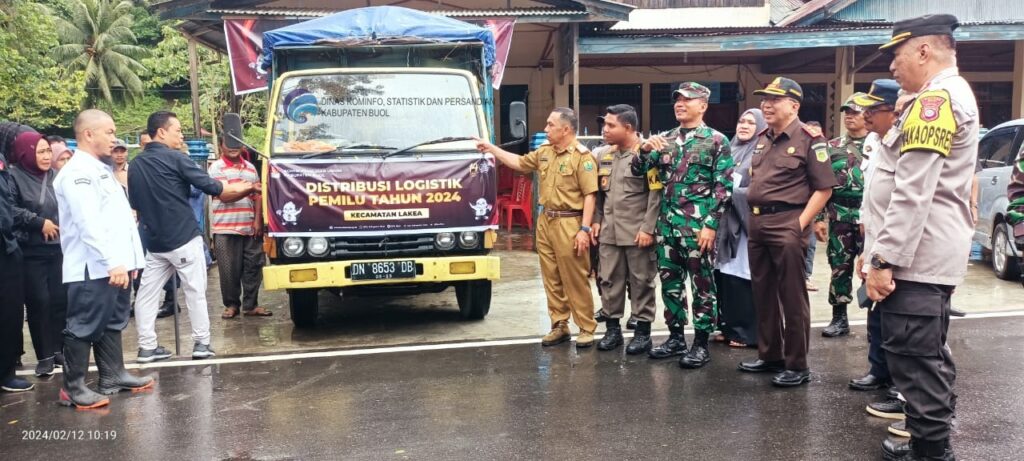 Kepala Badan Kesatuan Bangsa dan Politik (Bakesbangpol) Kabupaten Buol, Drs. Mansyur AR. Hentu, secara simbolis melepas pelaksanaan distribusi logistik Pemilu Tahun 2024 di Gudang Logistik Komisi Pemilihan Umum (KPU) Kabupaten Buol, yang berlokasi di Kelurahan Leok 1, Kecamatan Biau, pada Senin, 12 Februari 2024. Hadir dalam kegiatan tersebut sejumlah tokoh dan pejabat, diantaranya: Kajari Buol, Dandim 1305 BT, Waka Polres Buol, Ketua Bawaslu Kabupaten Buol, Ketua KPU Buol, Kadis Perhubungan, serta perwakilan PPK dan Panwas se  Kabupaten Buol, serta jajaran TNI dan Polri, serta jajaran KPU Kabupaten Buol.
