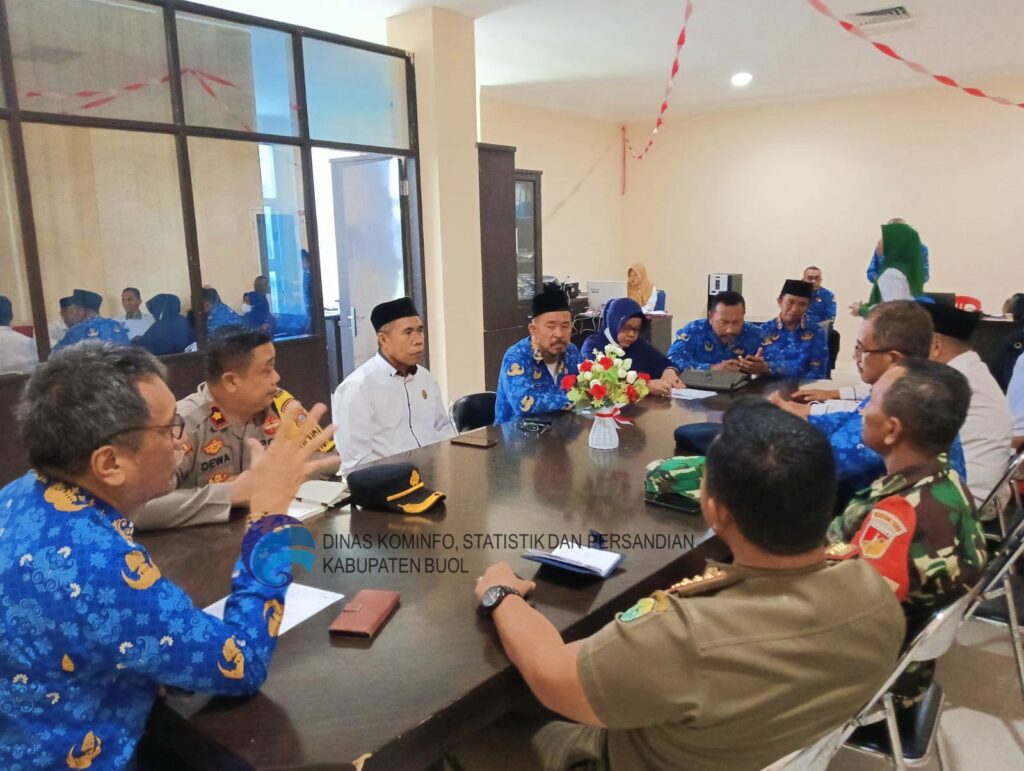 Pemerintah Kabupaten Buol menggelar rapat penentuan besaran Zakat Fitrah dan persiapan Pawai Takbiran Idul Fitri I Syawal Tahun 1445 H/2024 M. Kegiatan ini dilaksanakan di Ruang Kerja Asisten Bidang Pemerintahan dan Kesra Setda Kabupaten Buol, Senin 18 Maret 2024.