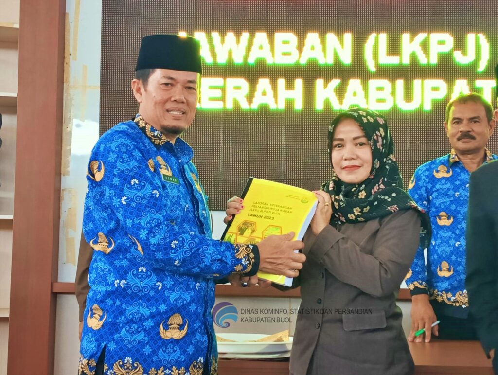 Penjabat Sekretaris Daerah (Pj. Sekda) Kabupaten Buol, Ir. Usman Hasan M.Si Bersama para Asisten dan Staf Ahli serta para pimpinan OPD menghadiri Rapat Paripurna dalam Rangka Penyampaian Laporan Keterangan Pertanggungjawaban (LKPJ) Kepala Daerah Kabupaten Buol Tahun Anggaran 2023. Kegiatan ini dilaksanakan di Ruang Rapat Utama DPRD Kabupaten Buol, Senin 18 Maret 2024.