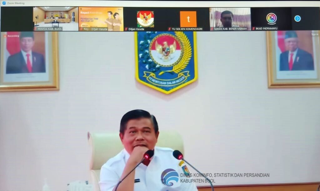 Suhajar Diantoro, Sekretaris Jenderal Kementerian Dalam Negeri (Kemendagri), menyoroti pentingnya pembayaran Tunjangan Hari Raya (THR) dan gaji ke-13 kepada Aparatur Sipil Negara (ASN), pensiunan, serta penerima tunjangan tahun 2024. Hal ini disampaikannya dalam Rapat Koordinasi secara virtual pada Rabu (20/3/2024) dari Kantor Kemendagri, Jakarta. Pemda Kabupaten Buol diwakili oleh Asisten Administrasi Umum, Lani Irawati, SE, Ak, M Si menghadiri rapat koordinasi ini.
