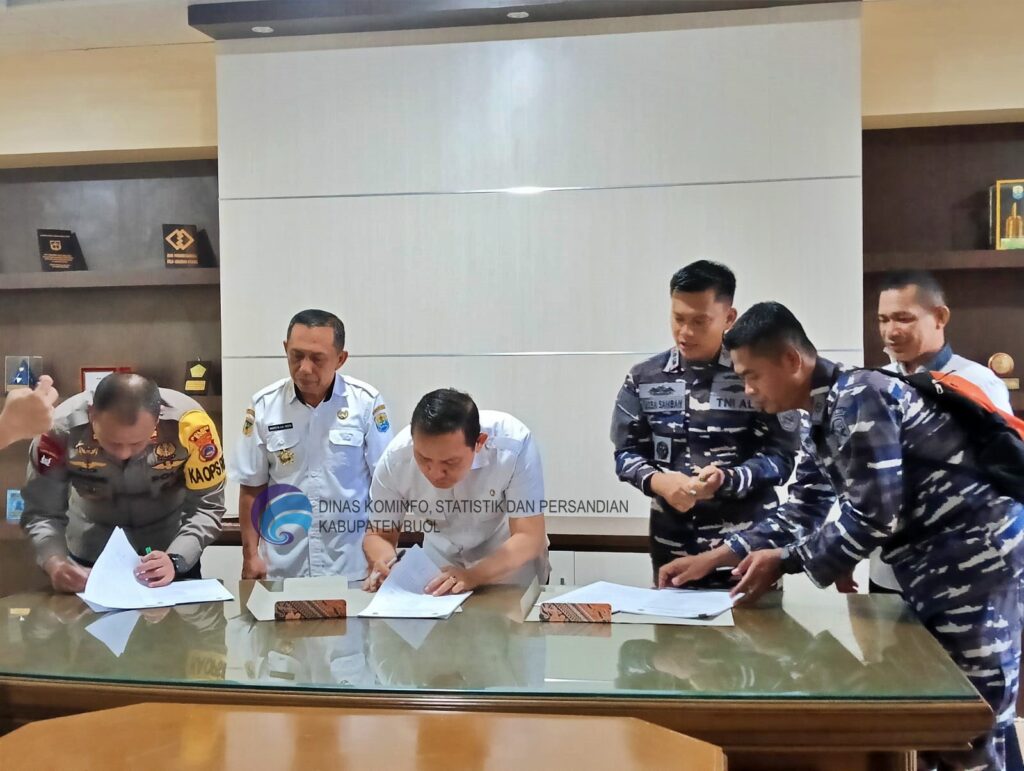 Penjabat Bupati (Pj. Bupati) Buol, Drs. M. Muchlis, MM bersama Danlanal Tolitoli, Letkol Laut (P) Alpirut Yani Musa Samban, dan Kapolres Buol, AKBP Handri Wira Suryana SIK, M.A.P, secara resmi menandatangani Naskah Perjanjian Hibah Daerah (NPHD). Kegiatan ini berlangsung di ruang kerja Bupati Buol, Rabu 20 Maret 2024.