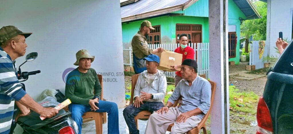
Banjir meredam Kabupaten Buol. Setidaknya tiga kecamatan terdampak langsung bencana banjir, yakni Kecamatan Paleleh, Kecamatan Paleleh Barat dan Kecamatan Lakea pada Minggu, (07/04/2024). Banjir yang dipicu oleh intensitas curah hujan tinggi menyebabkan meluapnya sungai hingga menggenangi pemukiman warga.Tidak hanya rumah warga yang terendam, sejumlah fasilitas umum juga tidak luput dari dampak banjir yang melanda. Kendaraan-kendaraan pun tak bisa terhindar dari banjir.
