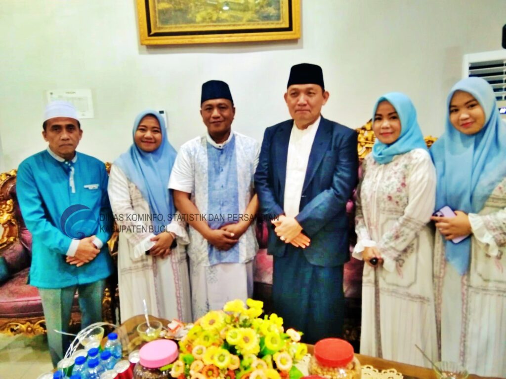 Suasana kehangatan dan kebersamaan memenuhi Rumah Jabatan (Rujab) Bupati Buol, Sulawesi Tengah saat digelar acara Open House dalam rangka menyambut Hari Raya Idul Fitri 1445 H. Acara yang dijadwalkan berlangsung selama dua hari, dari 10 hingga 11 April 2024, menghadirkan serangkaian kegiatan yang dirancang untuk mempererat tali silaturahim di antara masyarakat.
