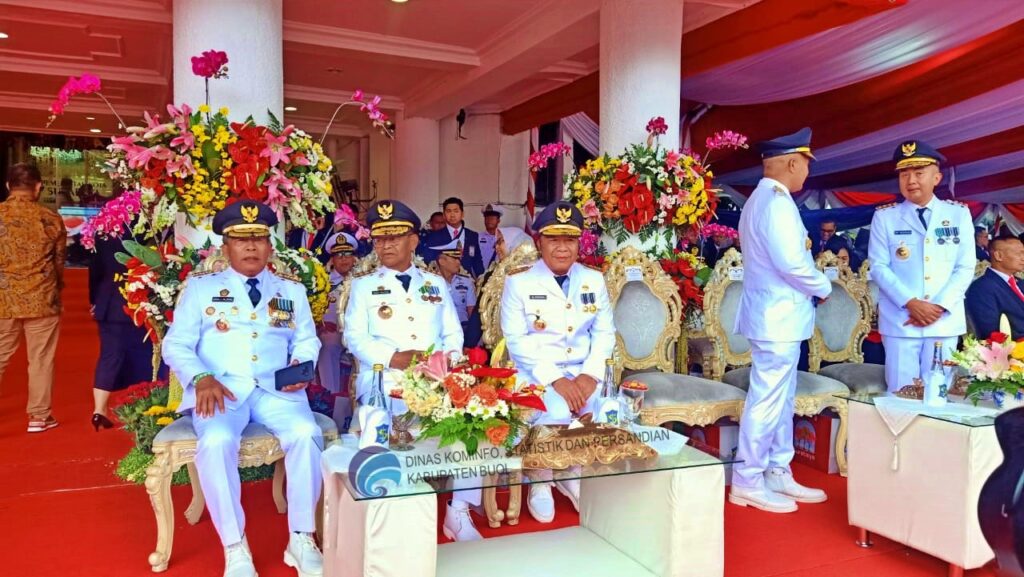 Penjabat (Pj) Bupati Buol, Moh. Muchlis, menghadiri upacara peringatan Hari Otonomi Daerah ke-XXVIII Tahun 2024 di Halaman Balai Kota Surabaya, Kamis (25/4/2024). Upacara ini dipimpin langsung oleh Menteri Dalam Negeri (Mendagri) Tito Karnavian.