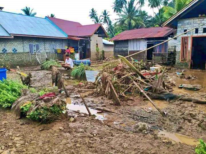 
Banjir meredam Kabupaten Buol. Setidaknya tiga kecamatan terdampak langsung bencana banjir, yakni Kecamatan Paleleh, Kecamatan Paleleh Barat dan Kecamatan Lakea pada Minggu, (07/04/2024). Banjir yang dipicu oleh intensitas curah hujan tinggi menyebabkan meluapnya sungai hingga menggenangi pemukiman warga.Tidak hanya rumah warga yang terendam, sejumlah fasilitas umum juga tidak luput dari dampak banjir yang melanda. Kendaraan-kendaraan pun tak bisa terhindar dari banjir.
