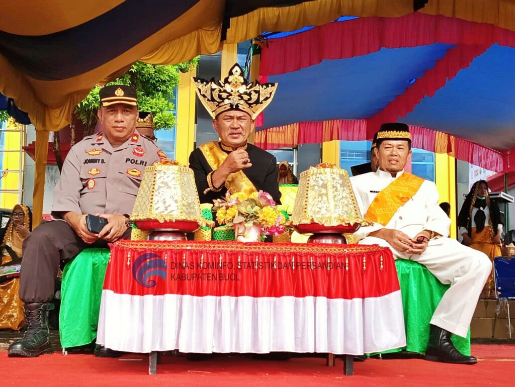 Pemerintah Kabupaten Buol memperingati Hari Pendidikan Nasional (Hardiknas) pada 02 Mai 2024 di Halaman Kantor Bupati Buol. Penjabat (Pj) Sekretaris Daerah (Sekda), Ir. H. Usman, M.Si, menjadi Inspektur Upacara. Dalam upacara ini, Pj. Sekda membacakan amanat dari Menteri Pendidikan, Kebudayaan, Riset, dan Teknologi Republik Indonesia, Nadiem Anwar Makarim.