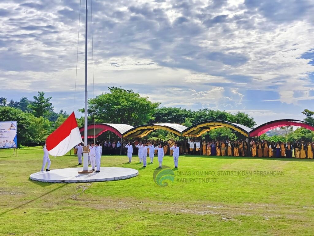 Pemerintah Kabupaten Buol memperingati Hari Pendidikan Nasional (Hardiknas) pada 02 Mai 2024 di Halaman Kantor Bupati Buol. Penjabat (Pj) Sekretaris Daerah (Sekda), Ir. H. Usman, M.Si, menjadi Inspektur Upacara. Dalam upacara ini, Pj. Sekda membacakan amanat dari Menteri Pendidikan, Kebudayaan, Riset, dan Teknologi Republik Indonesia, Nadiem Anwar Makarim.