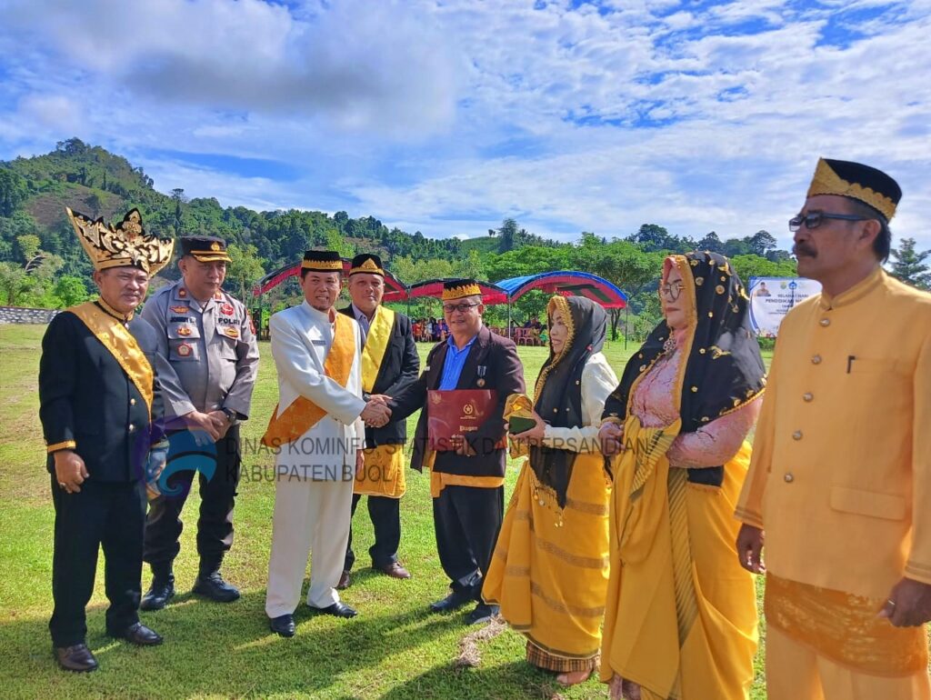 Pemerintah Kabupaten Buol memperingati Hari Pendidikan Nasional (Hardiknas) pada 02 Mai 2024 di Halaman Kantor Bupati Buol. Penjabat (Pj) Sekretaris Daerah (Sekda), Ir. H. Usman, M.Si, menjadi Inspektur Upacara. Dalam upacara ini, Pj. Sekda membacakan amanat dari Menteri Pendidikan, Kebudayaan, Riset, dan Teknologi Republik Indonesia, Nadiem Anwar Makarim.