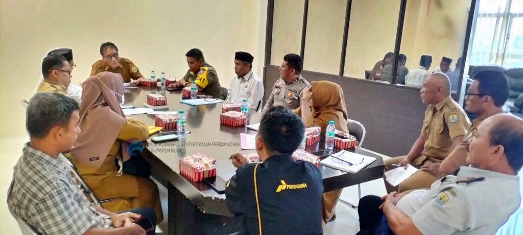 Asisten Pemerintahan dan Kesra Kabupaten Buol, Drs. Moh. Kasim, MM, memimpin rapat persiapan terakhir sebelum keberangkatan calon jamaah haji Kabupaten Buol tahun 1445 H/2024 M. Rapat ini digelar di ruang rapat Asisten Pemerintahan dan Kesra Kabupaten Buol, Selasa 06 Mei 2024.