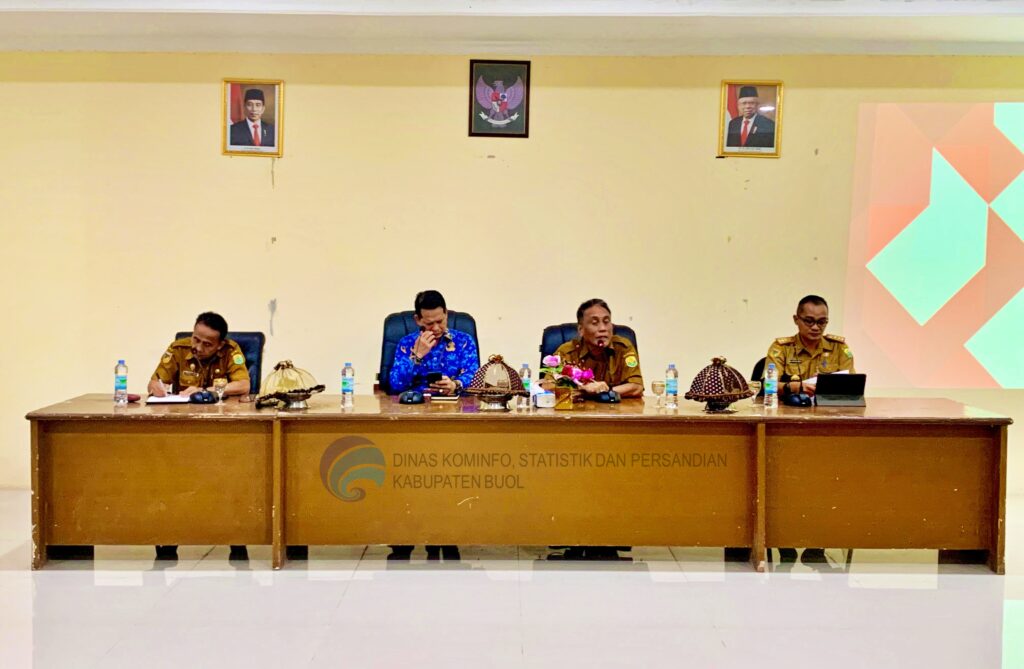 Pemerintah Kabupaten Buol menggelar Rapat Koordinasi Forum Satu Data pada Senin (20/5). Kegiatan ini berlangsung di Aula Kantor Bupati Buol Lantai III. Asisten Pemerintahan dan Kesra Setda Kabupaten Buol membuka rapat ini.
