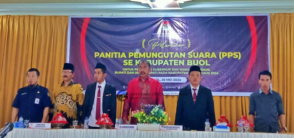 Buol, 26 Mei 2024 – Pelantikan Panitia Pemungutan Suara (PPS) se-Kabupaten Buol yang berlangsung di Aula Hotel Sri Utami menandai dimulainya tahapan dalam persiapan Pemilihan Kepala Daerah (Pilkada) 2024. Acara tersebut dihadiri oleh berbagai pihak terkait, termasuk perwakilan pemerintah daerah, kepolisian, dan anggota Komisi Pemilihan Umum (KPU).