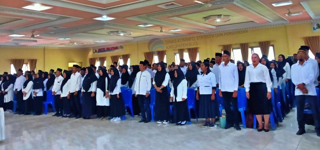 Buol, 26 Mei 2024 – Pelantikan Panitia Pemungutan Suara (PPS) se-Kabupaten Buol yang berlangsung di Aula Hotel Sri Utami menandai dimulainya tahapan dalam persiapan Pemilihan Kepala Daerah (Pilkada) 2024. Acara tersebut dihadiri oleh berbagai pihak terkait, termasuk perwakilan pemerintah daerah, kepolisian, dan anggota Komisi Pemilihan Umum (KPU).