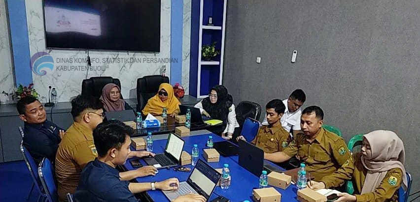 Badan Pusat Statistik Kabupaten Buol bersama Bidang Statistik dan Persandian Dinas Kominfo Statistik dan Persandian  Kabupaten Buol melaksanakan rapat evaluasi terakhir penilaian mandiri solusi penyelesaian evaluasi penyelenggaraan statistik sektoral (EPSS) tahun 2024. Kegiatan ini dilaksanakan di ruang podcast dinas Kominfo Statistik dan Persandian Buol, Senin 27 Mei 2024.