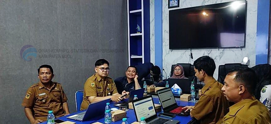 Badan Pusat Statistik Kabupaten Buol bersama Bidang Statistik dan Persandian Dinas Kominfo Statistik dan Persandian  Kabupaten Buol melaksanakan rapat evaluasi terakhir penilaian mandiri solusi penyelesaian evaluasi penyelenggaraan statistik sektoral (EPSS) tahun 2024. Kegiatan ini dilaksanakan di ruang podcast dinas Kominfo Statistik dan Persandian Buol, Senin 27 Mei 2024.