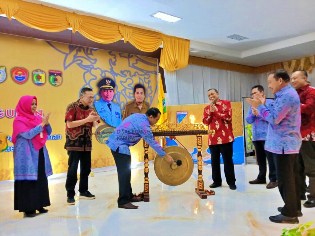 Acara kemudian diakhiri dengan sesi pemukulan gong serta penyerahan cendera mata dari pemerintah daerah Provinsi Sulawesi Tengah kepada Pemerintah Daerah Kab. Buol, serta penyerahan cenderamata dari Pemerintah Daerah Kabupaten Buol kepada Kabupaten/Kota peserta Forkom Administrasi Pembangunan tahun 2024.