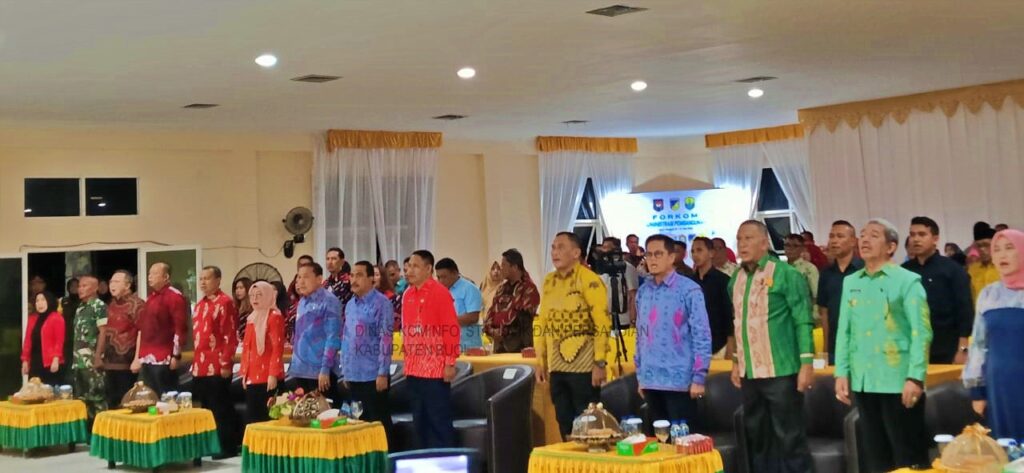 Dalam sambutannya, Staf Ahli Gubernur Bidang Ekonomi dan Pembangunan, Dr. Farid Rifai, menyampaikan apresiasi atas terselenggaranya acara ini serta menggarisbawahi kompleksitas dan ragam tantangan yang dihadapi dalam penyelenggaraan pemerintahan dan pembangunan dewasa ini. Ia juga menekankan perlunya reformasi birokrasi untuk mencapai tujuan pembangunan daerah.