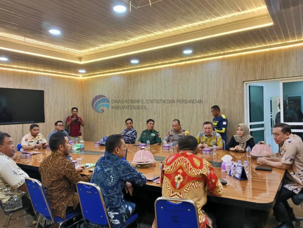 Forum Koordinasi Pimpinan Daerah (Forkopimda) Kabupaten Buol menggelar rapat untuk membahas persiapan pelaksanaan Pilkada Serentak yang akan diadakan pada 27 November 2024 mendatang. Rapat ini dipimpin oleh Pj. Bupati Buol, Drs. M. Muchlis, MM dan Kepala Badan Kesbangpol Kabupaten Buol, Drs. Mansyur AR. Hentu bertempat di Ruang Bupati Buol, Jumat 31 Mei 2024.