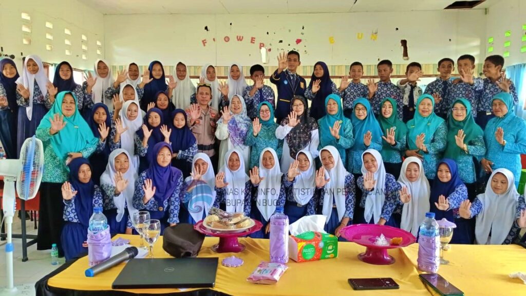 Selain itu, beliau mengingatkan akan bahaya penyalahgunaan narkoba yang tidak hanya berdampak pada pengguna, tetapi juga lingkungan sekitar, terutama keluarga. "Penyalahgunaan narkoba sangatlah besar dampaknya, tidak hanya untuk pengguna melainkan ikut berpengaruh kepada lingkungan sekitar terutama keluarga. Penyalahgunaan narkoba tidak mengenal status maupun usia," tambahnya.