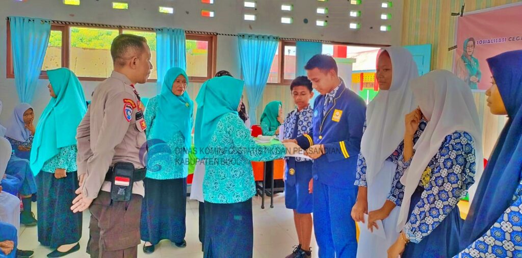 Ny. Hj. Nurhayati juga menyoroti dampak negatif perkawinan anak dari berbagai aspek, termasuk fisik, sosial, dan psikologis. "Perkawinan anak memiliki dampak negatif baik secara fisik, sosial, maupun psikologis. Secara fisik, berisiko mengalami komplikasi kehamilan, persalinan, hingga kematian bagi ibu dan anak serta stunting. Secara sosial, sangat rentan mengalami KDRT yang berujung perceraian. Secara psikologis, mengalami depresi, kecemasan, hingga trauma," jelasnya. Beliau juga menegaskan pentingnya memahami Undang-Undang Nomor 16 Tahun 2019 yang mengatur batas minimal usia perkawinan untuk calon pengantin adalah 19 tahun baik pria maupun wanita.