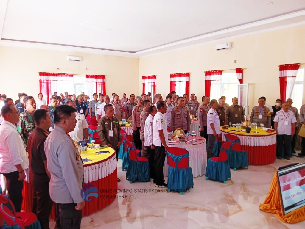 Asisten Pemerintahan dan Kesejahteraan Rakyat, Drs. Moh. Kasim M.Si, menghadiri Rapat Koordinasi Lintas Sektoral dalam rangka persiapan Pilkada Serentak 2024 di wilayah Kabupaten Buol. Acara ini berlangsung di Gedung Satya Haprabu Polres Buol pada hari Rabu, 31 Juli 2024.