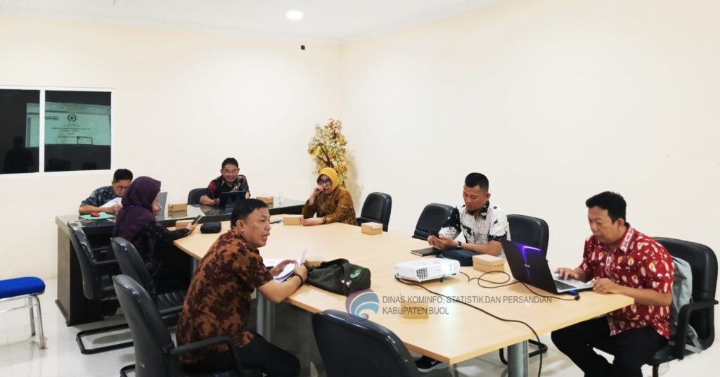 Pemerintah Kabupaten Buol menggelar rapat terkait pembahasan kenaikan pangkat, jabatan fungsional, dan disiplin pegawai Aparatur Sipil Negara (ASN). Rapat ini diadakan di ruang rapat Sekretaris Daerah Kabupaten Buol, Kamis 1 Agustus 2024, dihadiri oleh Penjabat Sekretaris Daerah, Asisten Administrasi Umum, Inspektur Daerah, Kepala Badan Kepegawaian dan Pengembangan Sumber Daya Manusia (BKPSDM), serta pejabat dan staf BKPSDM Kabupaten Buol.