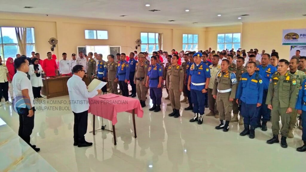Buol - InfoPublik, Pemerintah Kabupaten Buol melaksanakan acara launching Program Polisi Pamong Praja dan Pemadam Kebakaran Bina Masyarakat (Poldambinmas) serta sosialisasi Peraturan Daerah Nomor 11 Tahun 2023 tentang Perubahan atas Peraturan Daerah Nomor 06 Tahun 2020 tentang Ketenteraman dan Ketertiban Umum. Acara ini dibuka secara resmi oleh Pj. Bupati Buol, Drs. M. Muchlis MM, dilaksanakan di Aula Kantor Bupati Buol pada Rabu, 7 Agustus 2024 ini, dihadiri oleh berbagai pejabat terkait dan masyarakat.