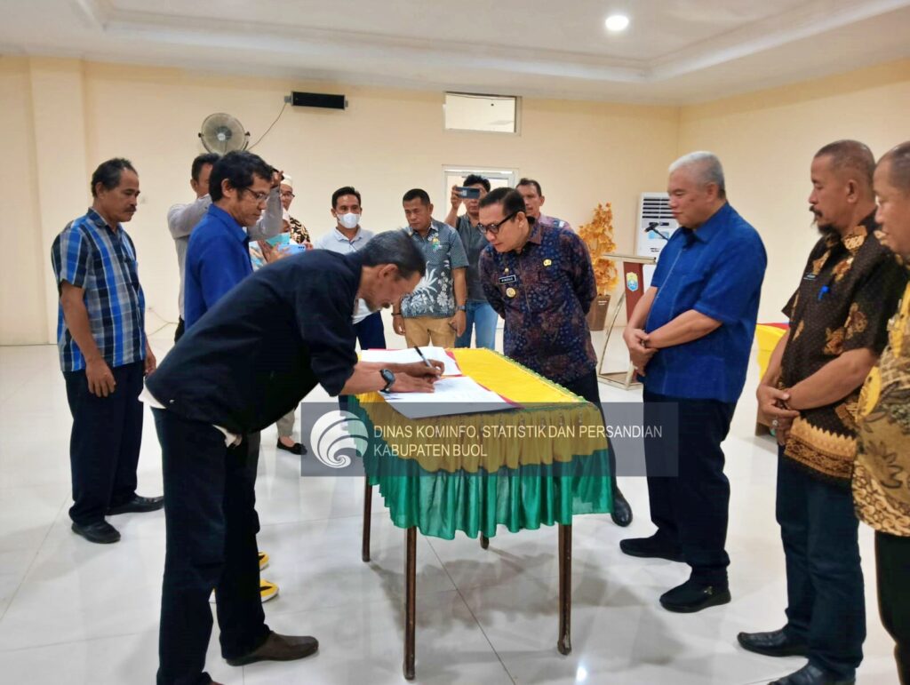 Dalam upaya meningkatkan kesejahteraan petani sawit dan memaksimalkan potensi sektor perkebunan di Kabupaten Buol, PT. Usaha Kelola Maju Investasi (UKMI) resmi menjalin kerja sama dengan Koperasi Tanaman Perkebunan (Koptan) Amanah dan Koptan Bersama. Penandatanganan Memorandum of Understanding (MoU) ini dilakukan pada Kamis, 8 Agustus 2024, di Aula Lantai III Kantor Bupati Buol.
