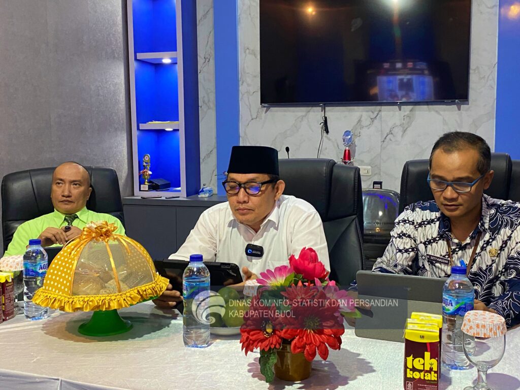 Penjabat Bupati Buol, Drs. M. Muchlis, MM., didampingi Kepala Badan Pengelolaan Keuangan dan Aset Daerah serta Kepala Bappeda-Litbang Buol secara virtual memaparkan kondisi Ekonomi Daerah dalam kegiatan Penjurian Apresiasi Kinerja Penjabat Kepala Daerah 2024 melalui Program Kerjasama Kementerian Dalam Negeri Republik Indonesia dan Tempo Media Group, Kamis 8 Agustus 2024 di Ruang Podcast Diskominfo SP Buol. Dalam paparannya, Pj. Bupati Buol menyoroti sejumlah isu penting, termasuk pengendalian inflasi, penyerapan anggaran, dan kinerja Badan Usaha Milik Daerah (BUMD).