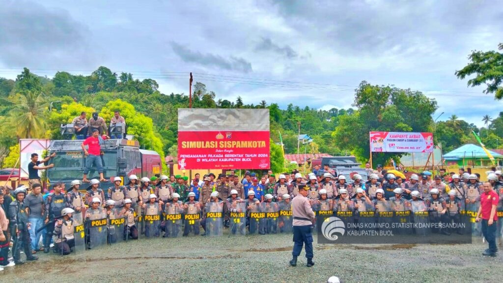 Dalam upaya memastikan kesiapan dan koordinasi yang optimal untuk Pilkada Serentak 2024, Kabupaten Buol menggelar kegiatan Simulasi Sistem Pengamanan Kota (Simpamkota) yang berlangsung di Markas Komando Polres Buol hari ini, Kamis 22 Agustus 2024. Simulasi ini merupakan bagian dari persiapan untuk mengamankan proses pemilihan umum yang akan datang.