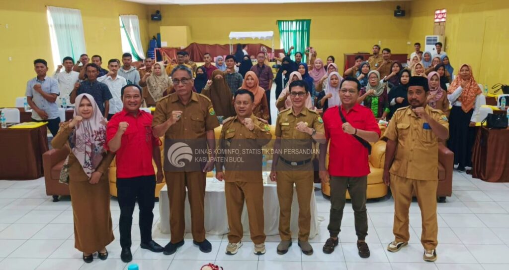 Asisten Pemerintahan dan Kesejahteraan Rakyat Sekretariat Daerah Kabupaten Buol, Drs. Moh. Kasim, M.Si, secara resmi membuka kegiatan workshop bertema “Peningkatan Kapasitas Sumber Daya Manusia Pariwisata dan Ekonomi Kreatif” yang berfokus pada pembuatan kostum karnaval, di Hotel Surya Wisata, Senin, 26 Agustus 2024.
