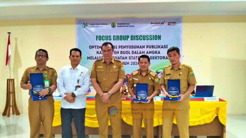 Sekretaris Daerah Kabupaten Buol, Dadang, SH., MH., secara resmi membuka kegiatan Focus Group Discussion (FGD) bertema "Optimalisasi Penyusunan Publikasi Kabupaten Buol Dalam Angka Melalui Penguatan Statistik Sektoral Tahun 2024" yang berlangsung di Aula Lantai III Kantor Bupati Buol. Acara ini dihadiri oleh berbagai pihak, termasuk Kepala Badan Pusat Statistik (BPS) Kabupaten Buol beserta jajarannya, pimpinan Organisasi Perangkat Daerah (OPD) Kabupaten Buol, serta tamu undangan lainnya.