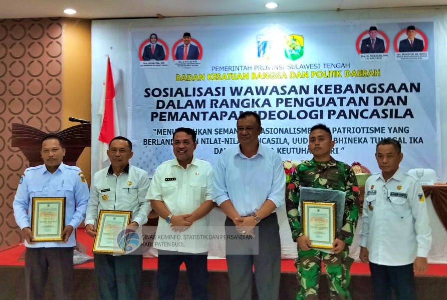 Dalam upaya menjaga keutuhan Negara Kesatuan Republik Indonesia (NKRI) dan memperkokoh nilai-nilai Pancasila, Pemerintah Kabupaten Buol bersama Badan Kesatuan Bangsa dan Politik (Kesbangpol) Provinsi Sulawesi Tengah menggelar Sosialisasi Wawasan Kebangsaan. Acara yang berlangsung di Hotel Surya Wisata pada Rabu 16 Oktober 2024 ini diikuti oleh berbagai elemen masyarakat, mulai dari pemerintah, Ormas hingga pelajar.