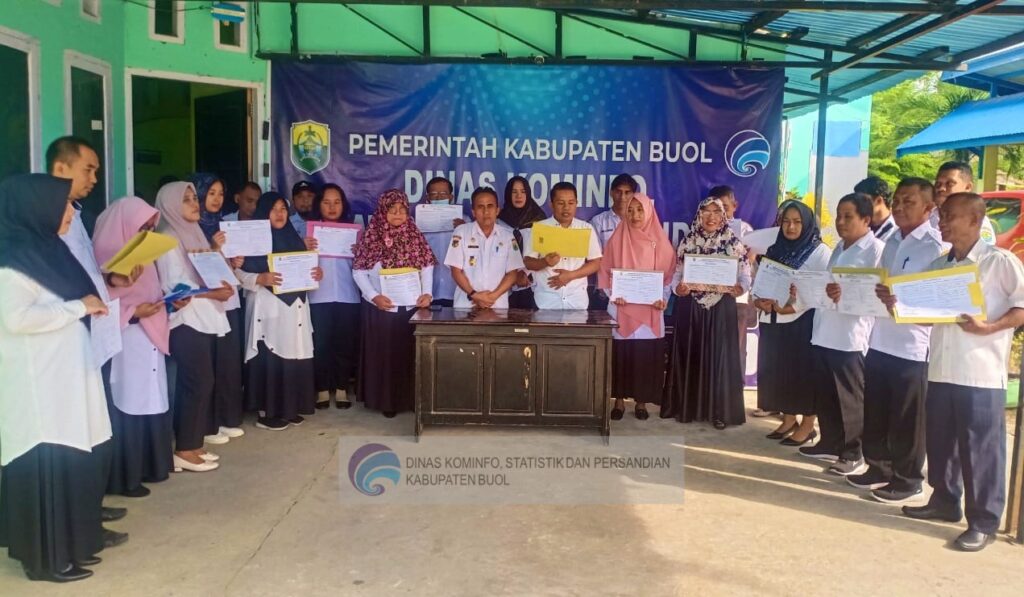 Seluruh Aparatur Sipil Negara (ASN) di Dinas Komunikasi, Informatika, Statistik, dan Persandian (Kominfo) Kabupaten Buol melaksanakan penandatanganan Pakta Integritas di halaman apel kantor setempat pada Rabu, 6 November 2024. Kegiatan ini bertujuan untuk memperkuat komitmen ASN dalam menciptakan pemerintahan yang bersih, transparan, dan profesional.