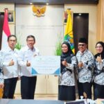 Wakil Bupati Buol Apresiasi Dedikasi Guru melalui Penyerahan Bantuan CSR