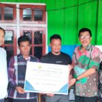 Pemda Buol Serahkan Penghargaan kepada Nelayan Penyelamat 15 WNA yang Terombang-ambing di Laut